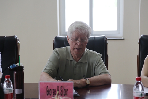 我校聘请乔治•西博（George R Siber）教授为我校客座教授